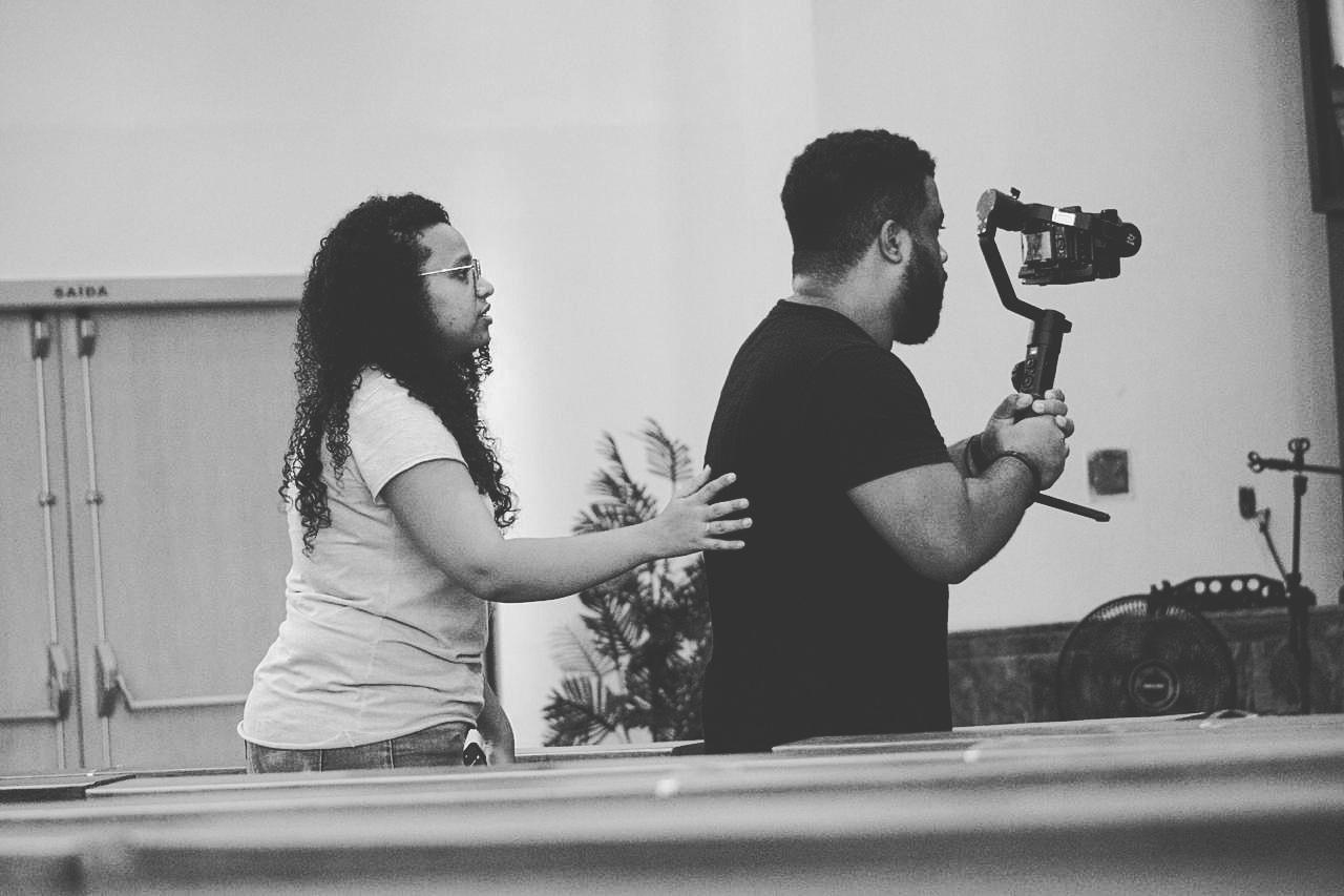 Letícia dirigindo uma cena de gravação com câmera gimbal